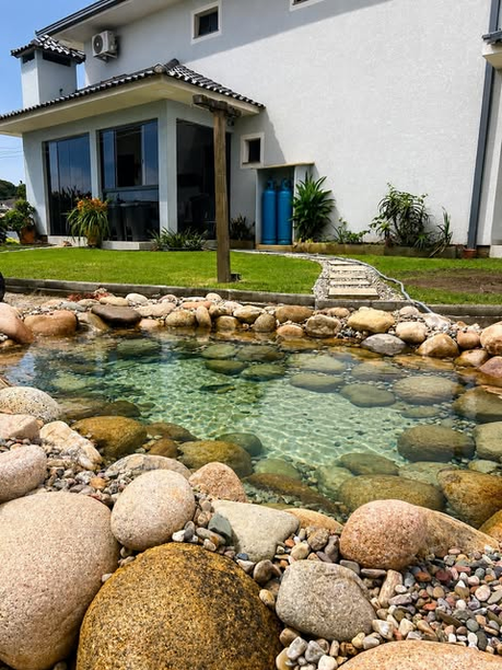Equipe AquaBotânica trabalhando em projeto de lago ornamental
